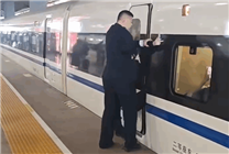 

车厢门突发状况致旅客滞留，官方解释系乘客健康原因